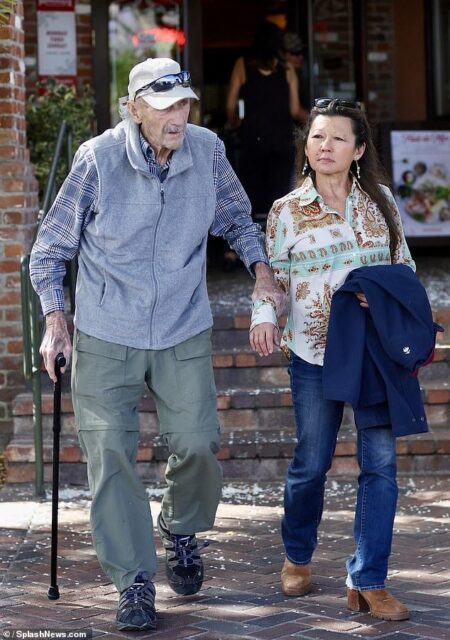A mask, a cane and a frantic dog: Inside the final hours of Gene Hackman and Betsy Arakawa – USA Today