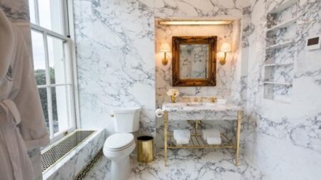 See Trump’s marble-and-gold transformation of the White House Lincoln Bathroom – USA Today