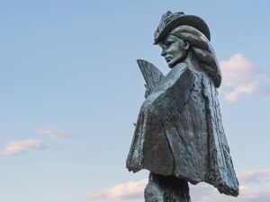 Sen. Elizabeth Warren: Education Secretary Linda McMahon should resign – USA Today