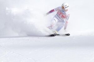 Lindsey Vonn is skiing with a torn ACL. The pain may be the point. | Opinion – USA Today