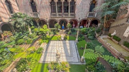 Kristen Stewart Aims to Direct a High-Budget ‘Twilight’ Remake Kristen Stewart wants to direct ‘Twilight’ remake with ‘huge budget’ – USA Today